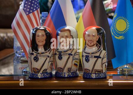 Expédition 57 Soyuz MS-09 Landing Matryoshka Dolls représentant les membres d'équipage de l'expédition 57 Serena Auñón-Chancelier de la NASA, à gauche, Sergey Prokopyev de Roscosmos, au centre, et Alexander Gerst de l'ESA (Agence spatiale européenne) sont vus lors d'une cérémonie de bienvenue à l'aéroport de Zhezkazgan, au Kazakhstan, le jeudi 20 décembre 2018. Auñón-Chancellor, Gerst et Prokopyev reviennent après 197 jours dans l'espace où ils ont servi comme membres des équipages de l'expédition 56 et 57 à bord de la Station spatiale internationale. Banque D'Images