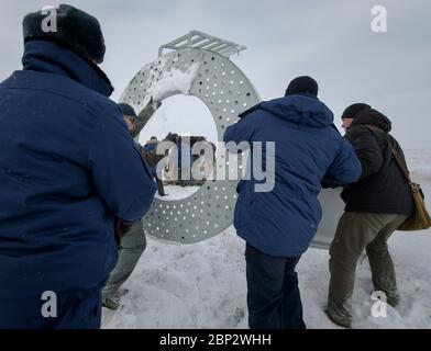 Les équipes russes de recherche et de sauvetage atteignent le vaisseau Soyouz MS-09 peu après son atterrissage le 20 décembre 2018, près de Zhezkazgan, Kazakhstan, amenant les membres de l'équipage de l'expédition 57 Serena au, n-Chancelier, Alexander Gerst de l'ESA, et Sergey Prokopyev sur Terre après 197 jours à bord de l'ISS. Banque D'Images