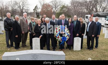 Le vice-président du jour du souvenir, Mike Pence, observe le marqueur grave de Virgile "Gus" Grissom, d'Apollo 1, après que la famille et les amis des astronautes ont perdu dans les missions Challenger et Columbia, d'anciens administrateurs de la NASA, Et d'autres membres du personnel de la NASA ont participé à une cérémonie de pose de couronnes qui a eu lieu le jour du souvenir de la NASA, le jeudi 7 février 2019, au cimetière national d'Arlington à Arlington, en Virginie. Des couronnes ont été mises à la mémoire des hommes et des femmes qui ont perdu la vie dans la quête de l'exploration spatiale. Banque D'Images