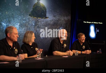 New Horizons Ultima Thule flyby UNE nouvelle image d'Ultima Thule est vue sur un écran lors d'une conférence de presse après que l'équipe a reçu la confirmation de l'engin spatial New Horizons qu'elle a terminé l'flyby d'Ultima Thule mardi 1er janvier, 2019 au laboratoire de physique appliquée de l'Université Johns Hopkins (APL) à Laurel, Maryland. Alan Stern, chercheur principal chez New Horizons, de l'Institut de recherche du Sud-Ouest (SwRI), Boulder, CO, New Horizons Mission Operations Manager, Alice Bowman, du laboratoire de physique appliquée de l'Université Johns Hopkins, Chris Hersman, ingénieur des systèmes de mission de New Horizons Banque D'Images