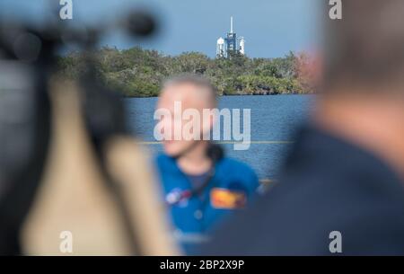 SpaceX Demo-1 Conférence de presse UNE fusée SpaceX Falcon 9 avec le vaisseau spatial Crew Dragon de la société est vue à distance sur le plateau de lancement du complexe de lancement 39A lors d'une conférence de presse en prévision de la mission SpaceX Demo-1, le vendredi 1er mars 2019 au Kennedy Space Center en Floride. La mission Demo-1 sera le premier lancement d'un vaisseau spatial américain et d'un système spatial américain, construit et exploité commercialement et conçu pour les humains dans le cadre du programme commercial Crew de la NASA. La mission, actuellement prévue pour un lancement à 2:49 le 2 mars, servira de test de bout en bout de la capacité du système Banque D'Images