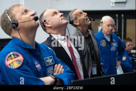 Démo-1 SpaceX lancement de l'astronaute de la NASA Eric BoE, assistant du chef du bureau de l'astronaute pour l'équipage commercial, à gauche, et Norm Knight, Directeur adjoint des opérations de vol au Johnson Space Center de la NASA, regardez le lancement d'une fusée SpaceX Falcon 9 transportant le vaisseau spatial Crew Dragon de la compagnie dans la mission Demo-1 depuis la salle de tir 4 du Launch Control Center, le samedi 2 mars 2019 au Kennedy Space Center en Floride. La mission Demo-1 sera le premier lancement d'un vaisseau spatial américain et d'un système spatial américain, construit et exploité commercialement et conçu pour les humains dans le cadre de la Commercia de la NASA Banque D'Images