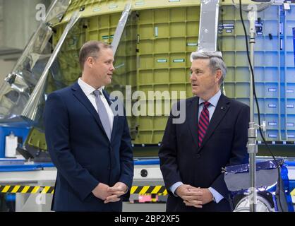 Événement de la lune sur Mars l’administrateur de la NASA, Jim Bridenstine, à gauche, s’entretient avec Bob Cabana, directeur du Centre spatial Kennedy, juste avant un événement soulignant les progrès de l’agence dans l’envoi d’astronautes sur la Lune et sur Mars, le lundi 11 mars 2019, Au bâtiment Neil Armstrong Operations and Checkout du Kennedy Space Center de la NASA, en Floride. Des représentants de la main-d'œuvre de Kennedy, des médias d'information et des médias sociaux étaient présents. Le vaisseau spatial Orion de la NASA, qui devait être utilisé dans la mission d'exploration 2, était exposé. Pour plus d'informations sur les plans de la NASA Lune à Mars, visitez le site : www.nasa.gov Banque D'Images