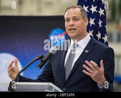 Événement Lune sur Mars l'administrateur de la NASA, Jim Bridenstine, parle aux employés des progrès de l'agence dans l'envoi d'astronautes sur la Lune et sur Mars lors d'un événement télévisé, le lundi 11 mars 2019, au bâtiment opérations et caisses Neil Armstrong du Kennedy Space Center de la NASA en Floride. Des représentants de la main-d'œuvre de Kennedy, des médias d'information et des médias sociaux étaient présents. Le vaisseau spatial Orion de la NASA, qui devait être utilisé dans la mission d'exploration 2, était exposé. Pour plus d'informations sur les plans de la NASA Lune à Mars, visitez le site : www.nasa.gov/moontomars ( http://www.nasa.gov/moontom Banque D'Images
