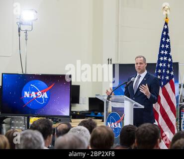 Le 11 mars 2019, l'administrateur de la NASA Jim Bridenstine s'est adressé aux employés et aux visiteurs sur les progrès de la NASA vers l'envoi d'astronautes sur la Lune et mars lors d'un événement au Kennedy Space Center, avec le vaisseau spatial Orion de la NASA exposé. Banque D'Images