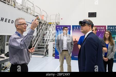 Événement de la lune sur Mars l’administrateur de la NASA, Jim Bridenstine, utilise des spectateurs de réalité virtuelle pour visiter la porte d’entrée de l’installation de traitement de la Station spatiale High Bay, après un événement pour discuter des progrès de la NASA dans l’envoi d’astronautes sur la Lune et sur Mars, le lundi 11 mars, 2019 au Kennedy Space Center en Floride. Pour plus d'informations sur les plans de la NASA Lune à Mars, visitez le site : www.nasa.gov/moontomars ( http://www.nasa.gov/moontomars ) Banque D'Images