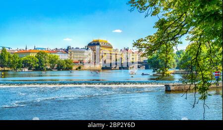 Théâtre national de Prague et pont Legii sur la Vltava Banque D'Images