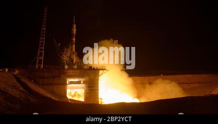 Lancement de l'expédition 59 le vaisseau spatial Soyuz MS-12 est lancé avec les membres d'équipage de l'expédition 59 Nick Hague et Christina Koch de la NASA, ainsi qu'avec Alexey Ovchinin de Roscosmos, vendredi 15 mars 2019, heure kazakh (heure de l'est du 14 mars) au cosmodrome de Baïkonour au Kazakhstan. La Haye, Koch et Ovchinin passeront six mois et demi à vivre et à travailler à bord de la Station spatiale internationale. Banque D'Images