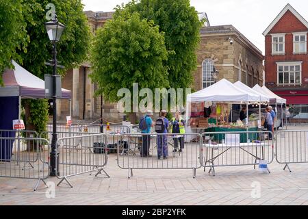 Les personnes qui entrent sur un marché en plein air sont informées des mesures de sécurité à prendre en cas d'urgence du coronavirus Banque D'Images