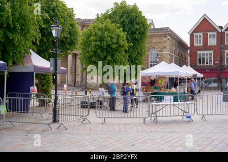 Les personnes qui entrent sur un marché en plein air sont informées des mesures de sécurité à prendre en cas d'urgence du coronavirus Banque D'Images