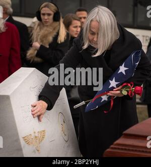 Bruce McCandless Funeral Service Ellen Shields McCandless, épouse de l'ancien capitaine Bruce McCandless II, USN (Ret.) de la NASA, est partie pour rendre hommage lors du service d'internement de son mari, le mardi 16 janvier 2018 au cimetière de l'Académie navale des États-Unis à Annapolis, Maryland. Banque D'Images
