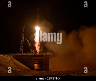 Lancement de l'expédition 59 le vaisseau spatial Soyuz MS-12 est lancé avec les membres d'équipage de l'expédition 59 Nick Hague et Christina Koch de la NASA, ainsi qu'avec Alexey Ovchinin de Roscosmos, vendredi 15 mars 2019, heure kazakh (heure de l'est du 14 mars) au cosmodrome de Baïkonour au Kazakhstan. La Haye, Koch et Ovchinin passeront six mois et demi à vivre et à travailler à bord de la Station spatiale internationale. Banque D'Images