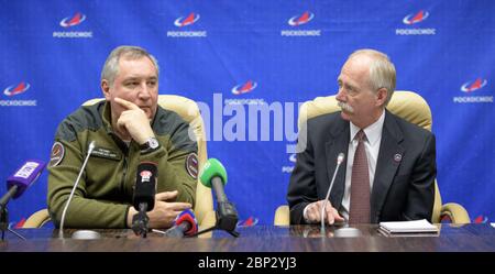 Expiry 59 Post Docking Press Conference Roscosmos Dmitry Rogozin, à gauche, et William Gerstenmaier, Administrateur associé de la NASA pour la Direction de l'exploration humaine et des opérations, répondent aux questions lors d'une conférence de presse post-amarrage de l'Expedition 59, le vendredi 15 mars 2019 à l'hôtel Baikonour, au Kazakhstan. Banque D'Images