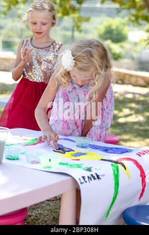 peinture blonde créative pour fille aux couleurs brasées Banque D'Images