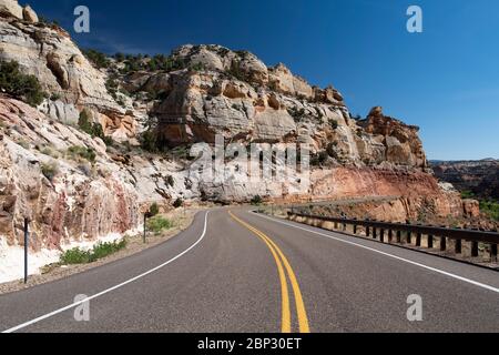 La pittoresque autoroute 12 serpentant à travers le monument national Grand Staircase Escalante dans l'Utah Banque D'Images