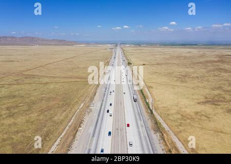 Interstate I-5 traversant la vallée centrale sèche de Californie s'étendant jusqu'à l'horizon Banque D'Images