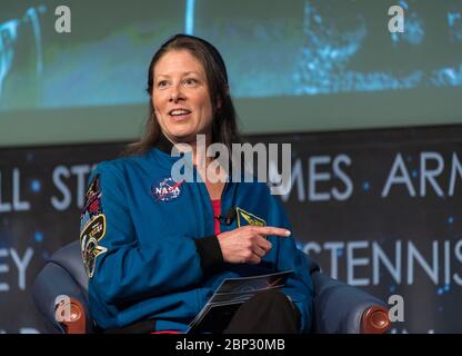 Événement sur le FUTUR du STEM spatial l'astronaute de la NASA Tracy Caldwell Dyson, modéré une discussion avec l'Administrateur de la NASA Jim Bridenstine, l'Administrateur associé de la NASA pour la Direction de la mission d'exploration et d'opérations humaines, Bill Gerstenmaier, et l'Administrateur associé adjoint de la NASA pour l'exploration, Steve Clarke, à l'événement STEM « future of Space », lundi, Le 29 avril 2019, au siège de la NASA à Washington, où des étudiants ont pu poser des questions aux panélistes et parler avec deux astronautes qui se trouvaient actuellement sur la Station spatiale internationale, Nick Hague et Christina Koch. Banque D'Images