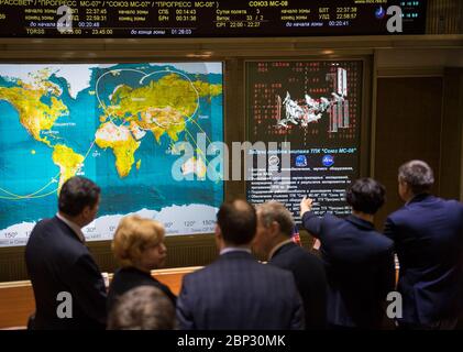 Expedition 55 Soyuz les invités de Soyuz Docking regardent en direct la station spatiale internationale, comme l'ont vu des caméras à bord du vaisseau spatial Soyuz MS-08 avec les membres de l'équipage de l'expédition 55-56 Oleg Artemyev de Roscosmos et Ricky Arnold et Drew Feustel de la NASA, Sur les écrans du Centre de contrôle de la mission de Moscou, alors que l'engin spatial approche pour l'amarrage, vendredi 23 mars 2018 à Korolev, Russie. Le satellite Soyuz MS-08 transportant Artemyev, Feustel et Arnold a amarré à 3 h 40, heure de l'est (10 h 40, heure de Moscou) et a rejoint le commandant de l'expédition 55 Anton Shkaplerov de Roscosmos, Scott Tingle de la NASA, et NOR Banque D'Images