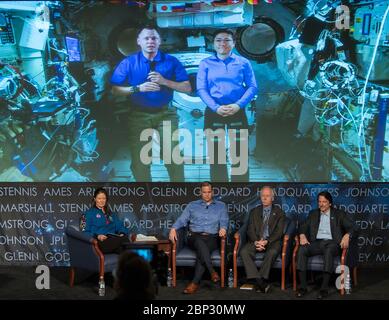 Événement STEM de l'avenir de l'espace Nick Hague, à gauche, et Christina Koch, deux astronautes qui vivent et travaillent actuellement sur la Station spatiale internationale, sont vus à l'écran lors d'une liaison montante en direct et d'une discussion avec, de gauche à droite, l'astronaute de la NASA Tracy Caldwell Dyson, l'administrateur de la NASA Jim Bridenstine, Bill Gerstenmaier, administrateur associé de la NASA pour la Direction de la mission d'exploration et d'opérations humaines, et Steve Clarke, administrateur associé adjoint de la NASA pour l'exploration, lors de l'événement STEM « future of Space », le lundi 29 avril 2019, au siège de la NASA à Washi Banque D'Images