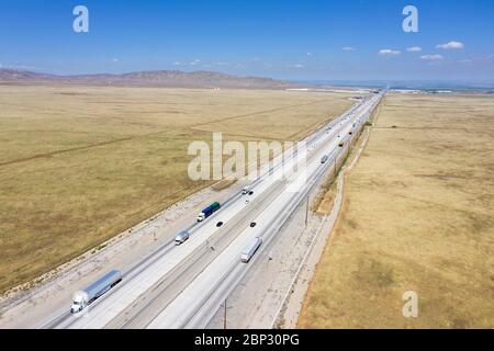 Interstate I-5 traversant la vallée centrale sèche de Californie s'étendant jusqu'à l'horizon Banque D'Images