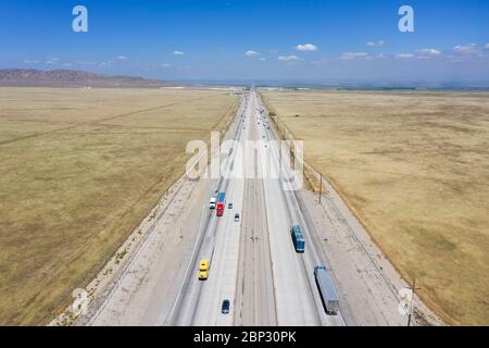 Interstate I-5 traversant la vallée centrale sèche de Californie s'étendant jusqu'à l'horizon Banque D'Images