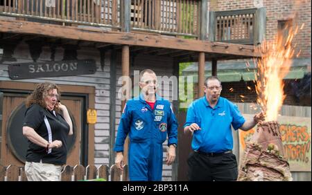 L'astronaute Ricky Arnold à six Flags America l'astronaute de la NASA Ricky Arnold, au centre, et Beth Wilson, du Smithsonian National Air and Space Museum, à gauche, Et Marty Kelsey, à droite, sautez vers l'arrière comme un volcan modèle éclate avec le feu pendant un segment de tige en 30, le vendredi 3 mai 2019 au parc à thème six Flags America à Upper Marlboro, MD. Au cours de l'expédition 55/56, Arnold a effectué trois sorties spatiales pour un total de 19.5 heures à l'extérieur de la station spatiale et a terminé sa mission de 197 jours lorsqu'il a atterri dans une zone éloignée près de la ville de Zhezkazgan, au Kazakhstan, en octobre 2018. Il s'est également rendu à la station spatiale de SH Banque D'Images