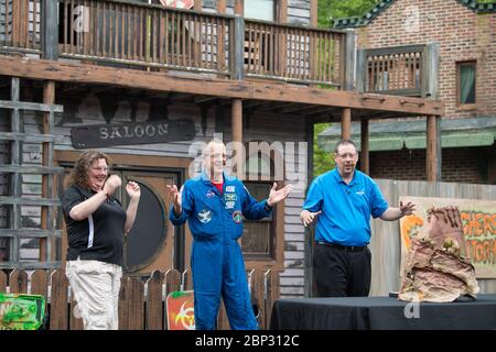 L'astronaute Ricky Arnold à six Flags America l'astronaute de la NASA Ricky Arnold, au centre, et Beth Wilson, du Smithsonian National Air and Space Museum, à gauche, Et Marty Kelsey, à droite, réagit après qu'un volcan modèle a éclaté avec le feu pendant un segment de tige en 30, le vendredi 3 mai 2019 au parc à thème six Flags America à Upper Marlboro, MD. Au cours de l'expédition 55/56, Arnold a effectué trois sorties spatiales pour un total de 19.5 heures à l'extérieur de la station spatiale et a terminé sa mission de 197 jours lorsqu'il a atterri dans une zone éloignée près de la ville de Zhezkazgan, au Kazakhstan, en octobre 2018. Il s'est également rendu à la station spatiale en navette Banque D'Images