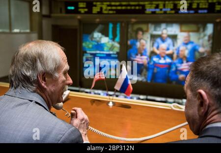 Expédition 55 Soyuz Docking Administrateur associé de la NASA pour la Direction de la mission d'exploration et d'opérations humaines Bill Gerstenmaier parle avec l'équipage du Soyuz MS-08 du Centre de contrôle de la mission de Moscou à Korolev, en Russie, quelques heures après l'amarrage du Soyuz MS-08 à la Station spatiale internationale le samedi 24 mars 2018. Les trappes ont été ouvertes à 5 h 48, heure de l'est, le 23 mars (12 h 48, heure de Moscou, le 24 mars) et Oleg Artemyev de Roscosmos, Ricky Arnold de la NASA et Drew Feustel de la NASA se sont joints au commandant de l'expédition 55 Anton Shkaplerov de Roscosmos, Scott Tingle de la NASA et Norish Banque D'Images