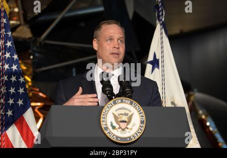 Première « Apollo 11: First Steps Edition » l'administrateur de la NASA, Jim Bridenstine, commente la première du film « Apollo 11: First Steps Edition », le mardi 14 mai 2019, au musée national de l'air et de l'espace de Smithsonian à Washington. Banque D'Images