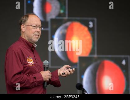 Le 2 juin 2019, la NASA a organisé une célébration de mars à mars, en Pennsylvanie, où le chercheur principal d'Insight Bruce Banerdt a discuté de l'exploration de mars et des plans de la NASA pour faire atterrir des astronautes sur la Lune dans cinq ans. Banque D'Images