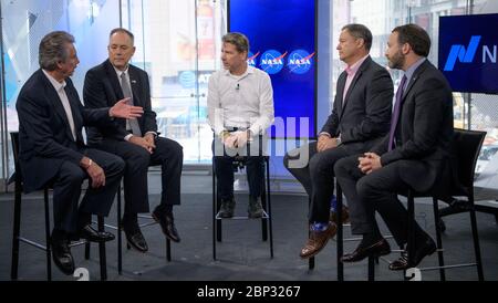 Opportunités commerciales de la Station spatiale internationale UN modérateur, centre, de Nasdaq, parle avec Bigelow Aerospace, LLC fondateur et président Robert Bigelow, à gauche, Boeing Global Sales and Marketing, Space exploration, Kevin Foley, Axiom Vice-président du développement commercial Michael Lopez-Alegria, Et Alex MacDonald, conseiller économique principal de la NASA, à droite, lors d'un événement de médias sociaux en direct peu après que la NASA a annoncé un plan en cinq parties pour ouvrir la Station spatiale internationale à des activités commerciales et de marketing élargies et à des missions d'astronautes privés à la station et permettre des des ventes supplémentaires Banque D'Images