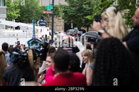 Dédicace « Hidden Figures Way » les participants à la cérémonie de dédicace de rue prennent des photos du panneau « Hidden Figures Way » au coin de la 3e rue et de la rue E SW après son dévoilement, le mercredi 12 juin 2019, au siège de la NASA à Washington, DC. Le 300 bloc de E Street SW devant le siège de la NASA a été désigné comme "Hidden Figures Way" pour honorer Katherine Johnson, Dorothy Vaughan, Mary Jackson et toutes les femmes qui ont consacré leur vie à servir leur pays de manière honorable, en faisant progresser l'égalité, Et contribuer au programme spatial des Nations Unies Banque D'Images