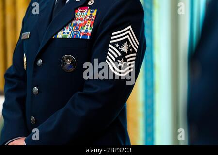 Le conseiller principal de la Force spatiale américaine, CmSgt Roger Towberman, porte le nouvel emblème de la Force spatiale sur sa plaque de rang lors d'un événement dans le Bureau ovale de la Maison Blanche le 15 mai 2020 à Washington, D.C. Banque D'Images