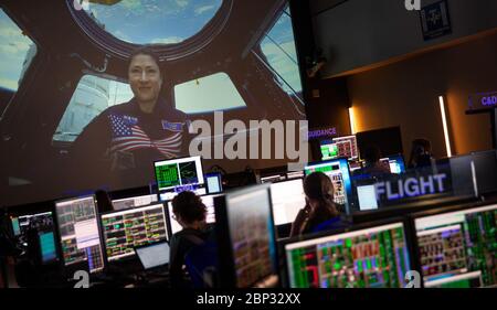 Salle de contrôle de vol Blue Flight Control Room l'astronaute de la NASA Christina Koch est visible à bord de la Station spatiale internationale depuis la salle de contrôle de vol Blue, le mardi 9 juillet 2019, au centre spatial Johnson de la NASA à Houston, Texas. Banque D'Images