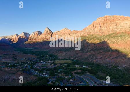 La lumière de la fin de l'après-midi tombe dans la vallée de Springdale, Utah, près du parc national de Zion Banque D'Images