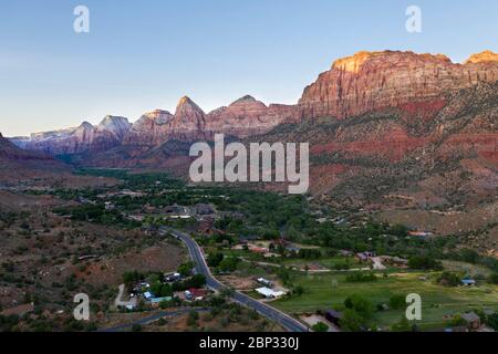 La lumière de la fin de l'après-midi tombe dans la vallée de Springdale, Utah, près du parc national de Zion Banque D'Images