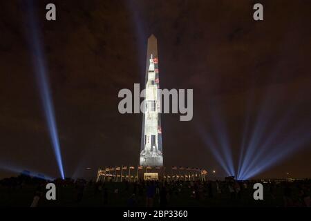 Projection d’une fusée Apollo 11 Saturn V sur le Washington Monument UNE fusée Saturn V pleine grandeur de 363 pieds est projetée sur la face est du Washington Monument par le Smithsonian’s National Air and Space Museum 50 ans après le jour où les astronautes Neil Armstrong, Michael Collins, Et Buzz Aldrin a lancé sur Apollo 11, la première mission d'astronautes terrestres sur la Lune, le mardi 16 juillet 2019. Le vendredi 19 juillet et le samedi 20 juillet, un spectacle spécial de 17 minutes, « Apollo 50: Go for the Moon », combinera des œuvres de projection en plein mouvement sur le monument et des images d'archives pour recréer le l Banque D'Images