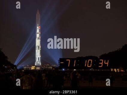 Projection d’une fusée Apollo 11 Saturn V sur le Washington Monument UNE fusée Saturn V pleine grandeur de 363 pieds est projetée sur la face est du Washington Monument par le Smithsonian’s National Air and Space Museum 50 ans après le jour où les astronautes Neil Armstrong, Michael Collins, Et Buzz Aldrin a lancé sur Apollo 11, la première mission d'astronautes terrestres sur la Lune, le mardi 16 juillet 2019. Le vendredi 19 juillet et le samedi 20 juillet, un spectacle spécial de 17 minutes, « Apollo 50: Go for the Moon », combinera des œuvres de projection en plein mouvement sur le monument et des images d'archives pour recréer le l Banque D'Images