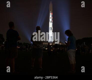 Projection d’une fusée Apollo 11 Saturn V sur le Washington Monument UNE fusée Saturn V pleine grandeur de 363 pieds est projetée sur la face est du Washington Monument par le Smithsonian’s National Air and Space Museum 50 ans après le jour où les astronautes Neil Armstrong, Michael Collins, Et Buzz Aldrin a lancé sur Apollo 11, la première mission d'astronautes terrestres sur la Lune, le mardi 16 juillet 2019. Le vendredi 19 juillet et le samedi 20 juillet, un spectacle spécial de 17 minutes, « Apollo 50: Go for the Moon », combinera des œuvres de projection en plein mouvement sur le monument et des images d'archives pour recréer le l Banque D'Images