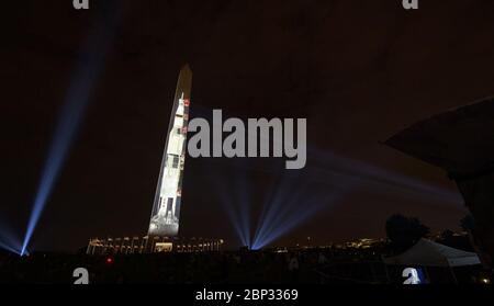 Projection d’une fusée Apollo 11 Saturn V sur le Washington Monument UNE fusée Saturn V pleine grandeur de 363 pieds est projetée sur la face est du Washington Monument par le Smithsonian’s National Air and Space Museum 50 ans après le jour où les astronautes Neil Armstrong, Michael Collins, Et Buzz Aldrin a lancé sur Apollo 11, la première mission d'astronautes terrestres sur la Lune, le mardi 16 juillet 2019. Le vendredi 19 juillet et le samedi 20 juillet, un spectacle spécial de 17 minutes, « Apollo 50: Go for the Moon », combinera des œuvres de projection en plein mouvement sur le monument et des images d'archives pour recréer le l Banque D'Images