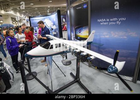 Au USA Science and Engineering Festival 2018, qui s’est tenu le 6 avril, les participants ont découvert le X-57, un avion électrique expérimental de la NASA, au Walter E. Washington Convention Center à Washington, DC. Banque D'Images