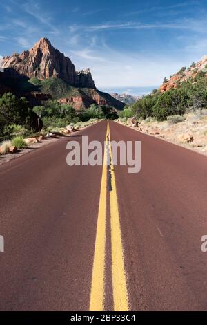 Zion-Mt. Carmel Highway dans la vallée le long de la rivière Virgin dans le parc national de Zion, Utah Banque D'Images