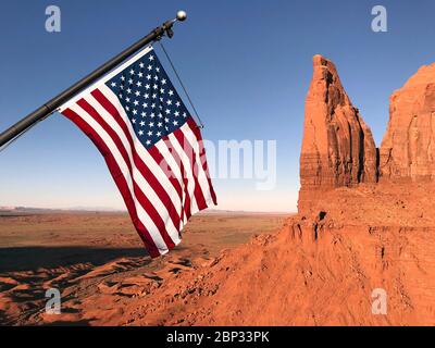 Montagne dans Monument Valley en Arizona et Utah, États des États-Unis et drapeau américain Banque D'Images
