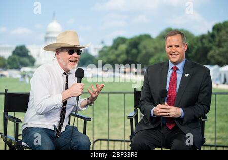 Le 19 juillet 2019, Adam Savage, animateur de Savage Builds, s’est entretenu avec l’administrateur de la NASA Jim Bridenstine lors de l’émission en direct « les sauts géants de la NASA : passé et futur », célébrant le 50e anniversaire d’Apollo 11, la première mission à débarquer des humains sur la Lune en 1969. Banque D'Images