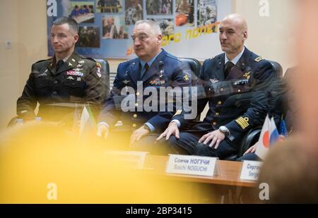 Expédition 60 Commission d'Etat expédition 60 ingénieur de vol Drew Morgan de la NASA, à gauche, Soyuz Commandant Alexander Skvortsov de Roscosmos, centre, Et l'ingénieur de vol Luca Parmitano de l'ESA (Agence spatiale européenne), ont vu le droit lors de la réunion de la Commission d'Etat pour approuver le lancement de l'expédition 60 par Soyouz à la Station spatiale internationale, le vendredi 19 juillet 2019 à l'Hôtel Cosmonaut à Baikonour, Kazakhstan. Morgan, Skvortsov et Parmitano devraient se lancer à la Station spatiale internationale à bord du satellite Soyouz MS-13 le samedi 20 juillet. Banque D'Images