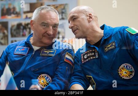 Expédition 60 Conférence de presse expédition 60 le commandant de Soyouz Alexander Skvortsov de Roscosmos, à gauche, et l'ingénieur de vol Luca Parmitano de l'ESA (Agence spatiale européenne) sont vus lors d'une conférence de presse, le vendredi 19 juillet 2019 a l'Hôtel Cosmonaut à Baikonour, Kazakhstan. Skvortsov, Parmitano et l'ingénieur de vol Drew Morgan de la NASA devraient se lancer à la Station spatiale internationale à bord du satellite Soyouz MS-13 à 12 h 28, heure de l'est (9 h 28, heure de Baikonour), le samedi 20 juillet. Banque D'Images