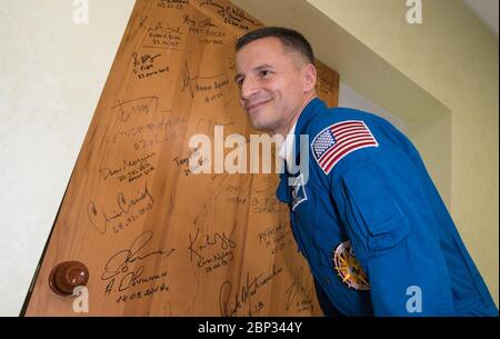 Expédition 60 Preflight l'ingénieur de vol de l'expédition 60 Drew Morgan de la NASA effectue la signature traditionnelle de la porte à l'hôtel Cosmonaut avant de quitter l'hôtel pour lancer une fusée Soyouz avec ses camarades Alexander Skvortsov de Roscosmos et Luca Parmitano de l'ESA (Agence spatiale européenne), samedi 20 juillet, 2019 à Baikonour, Kazakhstan. Skvortsov, Morgan et Parmitano ont été lancés à 12 h 28, heure de l'est (9 h 28, heure de Baikonour) pour commencer leur mission à la Station spatiale internationale. Banque D'Images