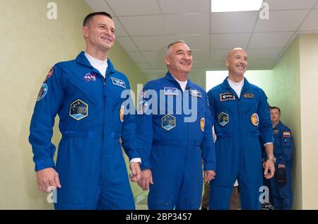 Expédition 60 Preflight expédition 60 ingénieur de vol Drew Morgan de la NASA, à gauche, Soyuz commandant Alexander Skvortsov de Rossos, centre, Et l'ingénieur de vol Luca Parmitano de l'ESA (Agence spatiale européenne) est vu avant qu'ils n'exécutent la signature traditionnelle de porte à l'hôtel Cosmonaut avant de quitter l'hôtel pour lancer une fusée Soyouz, le samedi 20 juillet 2019 à Baikonour, Kazakhstan. Skvortsov, Morgan et Parmitano ont été lancés à 12 h 28, heure de l'est (9 h 28, heure de Baikonour) pour commencer leur mission à la Station spatiale internationale. Banque D'Images