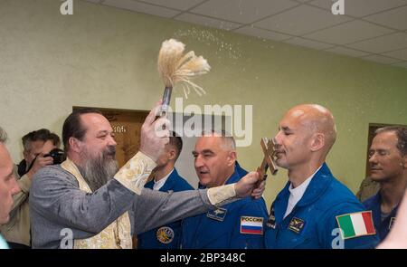 Expédition 60 Preflight expédition 60 l'ingénieur de vol Soyouz Luca Parmitano de l'ESA (Agence spatiale européenne) est béni par un prêtre orthodoxe russe à l'Hôtel Cosmonaut avant de partir pour le lancement d'une fusée Soyouz avec d'autres camarades Drew Morgan de la NASA et Alexander Skvortsov de Roscosmos, samedi 20 juillet, 2019 à Baikonour, Kazakhstan. Skvortsov, Morgan et Parmitano ont été lancés à 12 h 28, heure de l'est (9 h 28, heure de Baikonour) pour commencer leur mission à la Station spatiale internationale. Banque D'Images