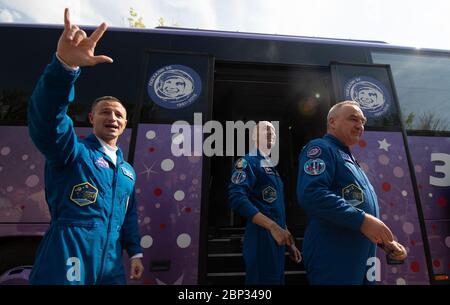 Expédition 60 Cosmonaut Hotel Depature expédition 60 mécanicien de bord Drew Morgan de la NASA, à gauche, Soyuz commandant Alexander Skvortsov de Roscosmos, centre, Et l'ingénieur de vol Luca Parmitano de l'ESA (Agence spatiale européenne), à droite, sont vus comme ils quittent l'Hôtel Cosmonaut pour s'adapter à leur lancement de Soyouz à la Station spatiale internationale, samedi 20 juillet 2019 à Baikonour, Kazakhstan. Le lancement du satellite Soyouz MS-13 avec Skvortsov, Morgan et Parmitano a eu lieu à 12 h 28, heure de l'est (9 h 28, heure de Baikonour), le 20 juillet, début de leur mission à la Station spatiale internationale. Banque D'Images